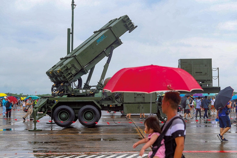 台湾海峡の緊張が高まるなか、南部・嘉義県の空軍基地で行われた一般公開（8月10日）　DANIEL CENGｰANADOLU AGENCY/GETTY IMAGES