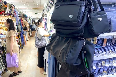 　５月１３日、米国がベトナムを模倣品やデジタル海賊版といった不正行為の主要拠点と名指しで非難し、制裁的な高関税を課す可能性を示唆したことを受け、ベトナムがこれらの問題への対策を強化していることが、ロイターが確認した複数の文書で明らかになった。写真はホーチミンの商業施設に陳列された模倣品。１０日で撮影（２０２５年　ロイター/Francesco Guarascio）