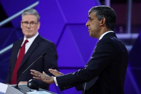 英国で来週の総選挙を前に、与党保守党を率いるスナク首相（右）と野党労働党のスターマー党首が最後のテレビ討論会を行い、互いに個人攻撃や党の信頼性への疑問をぶつけ合う激しい論戦を展開した。代表撮影（２０２４年　ロイター）