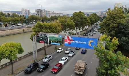 英国は旧ソ連構成国ジョージア（グルジア）との年次安全保障対話を凍結した。議会選を控えた首都トビリシで９月２７日撮影。（2024年　ロイター/Irakli Gedenidze）