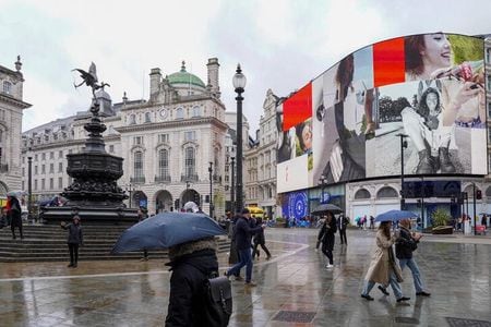 　６月１２日、英国立統計局（ＯＮＳ）が発表した４月の国内総生産（ＧＤＰ）は前月比横ばいだった。写真は４月、ロンドンで撮影（２０２４年　ロイター/Maja Smiejkowska）