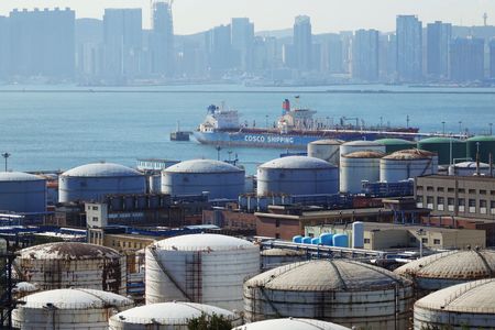 中国税関総署が２０日発表した貿易データによると、パイプラインやタンカー経由を含めた３月のロシア産原油の輸入量が前年同月比１２．５％増の１０８１万トンとなり、ロシアが引き続き最大の対中供給国であることが分かった。写真は石油タンクとタンカー。中国・遼寧省の大連で１９年１０月撮影。（2024年 ロイター/Stringer/File photo）