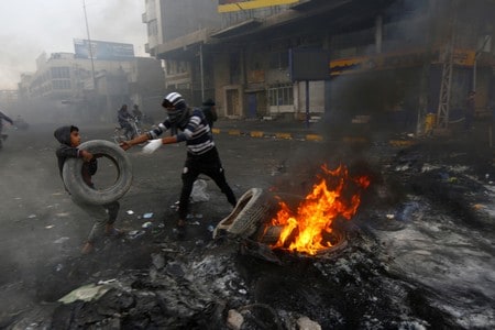 　１１月２８日、イラクの治安部隊が南部ナシリヤで反政府デモ参加者に発砲、１４人が死亡した。写真はタイヤを燃やし、道路を封鎖するデモ参加者。１１月２８日、ナジャフで撮影（２０１９年　ロイター/Alaa al-Marjani）