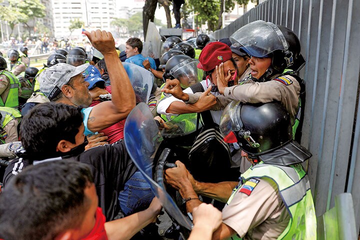 首都カラカスなど各地で大統領退陣を求めるデモ隊が警察と衝突　Carlos Garcia Rawlins-REUTERS