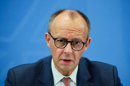 １０月９日、 ドイツのメルツ首相（写真）は走行時に二酸化炭素（ＣＯ２）を排出する内燃機関を使った自動車の新車販売が２０３５年以降に欧州連合（ＥＵ）で完全に禁止される事態を防ぐため、あらゆる手段を講じると訴えた。ベルリンで同日撮影（２０２５年　ロイター/Fabrizio Bensch）
