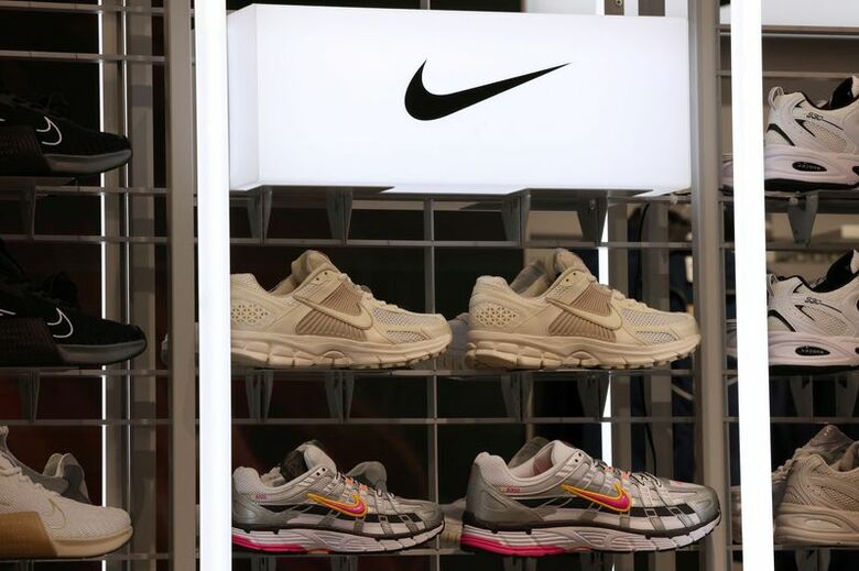 英ロンドンの店舗に並ぶナイキのスニーカー。7月30日撮影　 REUTERS/Mina Kim