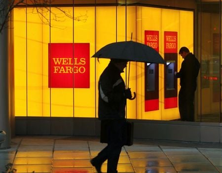 米銀大手ウェルズ・ファーゴが１４日発表した第２・四半期（６月３０日まで）決算は、２００８年の金融危機以降で初めて赤字に陥った。ワシントンで２０１２年１月撮影（２０２０年　ロイター/Gary Cameron）
