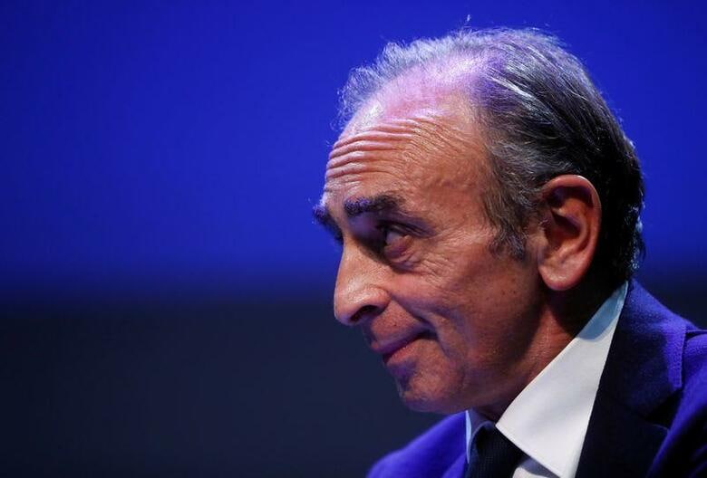 フランスのIfopの世論調査によると、来年の大統領選で極右の政治評論家エリック・ゼムール氏（写真）の支持率が2位となり、4月にマクロン大統領と決選指標になる可能性が浮上している。10月撮影（2021年　ロイター／Eric Gaillard）