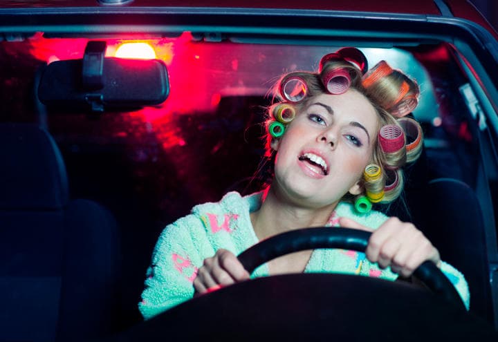 こんな格好で来られたら、学校としてもちょっと困る　efenzi/iStock