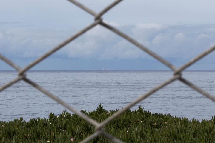 感染者21人を含む約2400人を乗せて沖合に停泊するグランドプリンセス号　Stephen Lam-REUTERS