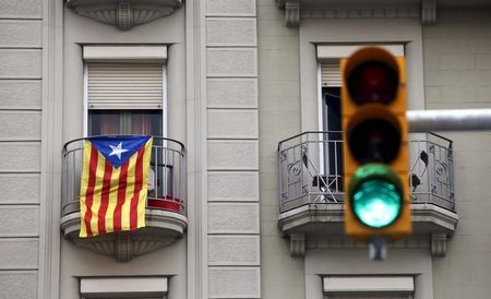 　１０月３０日、スペイン・カタルーニャ自治州の独立派が描く計画に、住民の大多数は反対であることがわかった。バルコニーに掲げられた分離独立派の旗。１０月２７日撮影。（２０１５年　ロイター／Albert Gea）