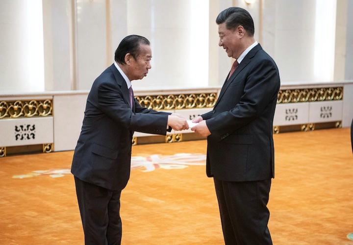 習主席と会談し安倍首相の親書を手渡す自民党・二階幹事長（2019年4月24日、北京）　Fred Dufour/REUTERS