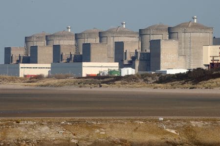 　フランス電力（ＥＤＦ）は１１日、同国北部にあるグラブリーヌ原発（写真）の冷却システムに大量のクラゲが詰まり、４基が停止したと発表した。２０１７年３月撮影の資料写真(２０２５年　ロイター/Pascal Rossignol)