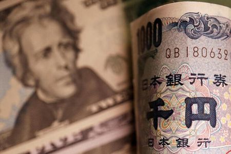 　７月２４日、午前のドルは１５５円後半から前半を上下動する展開となった。写真は米ドルと日本円の紙幣。北京で２０２２年９月撮影（２０２４　ロイター／Florence Lo）