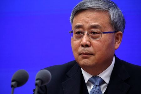 　３月２４日　中国銀行保険監督管理委員会（銀保監会）は、郭樹清主席（写真）が２３日に英金融大手ＨＳＢＣのノエル・クイン最高経営責任者（ＣＥＯ）と面会し、世界の経済・金融情勢について意見交換したと発表した。２０２１年３月、北京で撮影（２０２３年　ロイター／Tingshu Wang）