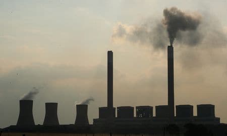 　５月２７日、南アフリカのクリーンエネルギー移行に今後３０年で少なくとも２５００億ドルが必要になるとの報告書が、世界経済フォーラム年次総会（ダボス会議）で公表された。写真は南アフリカのムプマランガにある石炭火力発電所。２０２０年２月撮影（２０２２年　ロイター／Mike Hutchings）