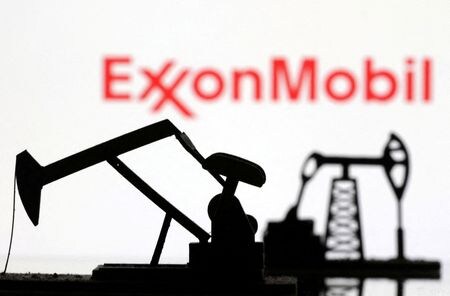 　米石油大手エクソンモービルは１３日、アーカンソー州で２０２６年までにリチウム生産を開始する計画を発表する見通しだ。同社ロゴの資料写真(２０２３年　ロイター/Dado Ruvic/Illustration)