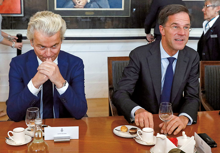 総選挙の翌日にオランダ議会の会合で同席したウィルダース（左）とルッテ首相　Yves Herman-REUTERS