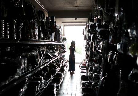 　南アフリカでは昨年、停電発生日が２００日を超え、今年は年初から１日も欠かさず停電している。危機の原因は何か。なぜここまで修復が難しいのか。写真は、停電中のヨハネスブルクで商品を探す買い物客。２０１９年２月撮影（２０２３年　ロイター/Mike Hutchings）