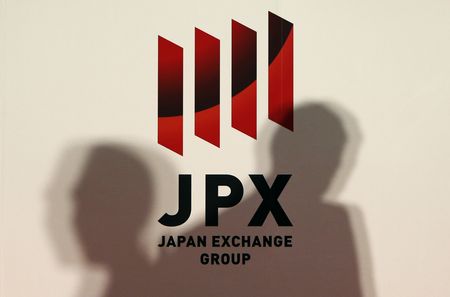　１２月７日、東京株式市場で日経平均は、前営業日比１９９円４７銭安の２万７６８６円４０銭と、反落して取引を終えた。写真は東京証券取引所のロゴ。都内で２０１３年１２月撮影（２０２２年　ロイター/Yuya Shino）