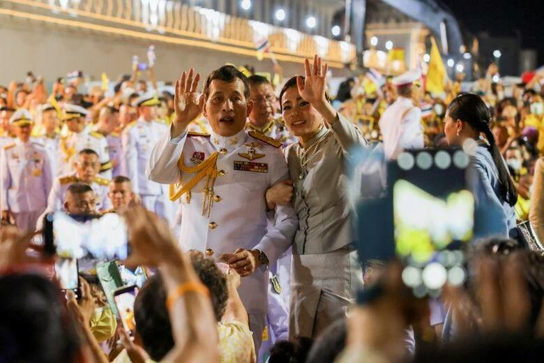 タイのワチラロンコン国王は、首相の辞任や憲法改正、王室改革などを求める抗議活動について、デモの参加者も「全員同様に愛している」などと述べた。写真は国王夫妻。バンコクで１日撮影（２０２０年　ロイター／Athit Perawongmetha）