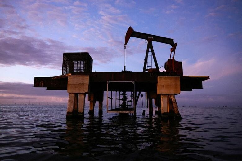 ベネズエラのカビマスにあるマラカイボ湖の石油ポンプ。 2026年1月27日撮影　REUTERS/Leonardo Fernandez Viloria