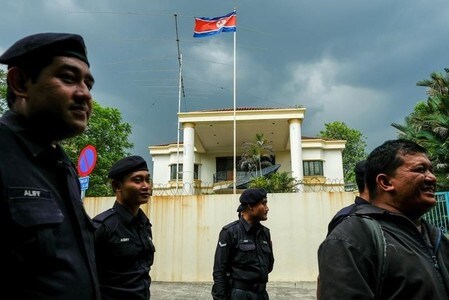 　９月２８日、マレーシア政府は、北朝鮮のミサイル・核開発を巡り朝鮮半島で緊張が高まっているとして、全国民の北朝鮮への渡航を当面禁止すると発表した。写真は２月、クアラルンプールの北朝鮮大使館前で警備する複数の警察官（２０１７年　ロイター／Athit Perawongmetha）