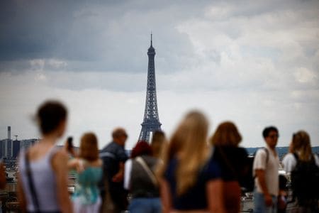 欧州連合（ＥＵ）統計局が７日発表したユーロ圏の２０２４年第４・四半期の域国内総生産（ＧＤＰ）確報値は前期比０．２％増で改定値の０．１％増から上方改定された。パリで昨年７月撮影。（２０２５年　ロイター/Yara Nardi/ File Photo）