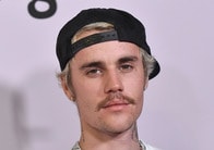 【写真】左手にゴルフクラブを握りしめたまま...ゴルフ場で立ち小便するジャスティン・ビーバー