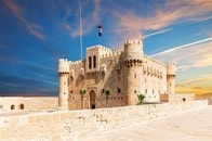 【写真】再現された古代エジプトの沈没船と、沈没船に刻まれた落書き