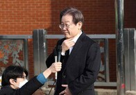 刃物で首を刺された韓国野党「共に民主党」李在明代表が退院、動機はやはり大統領選出阻止だった