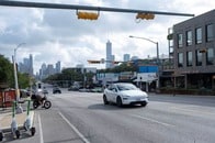 「反対車線を走行」テスラのロボタクシー始動も、険しい道のり
