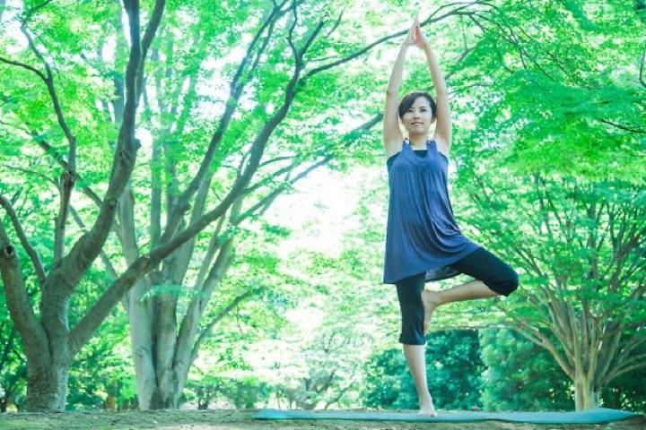 ピラティスをする女性のイメージ