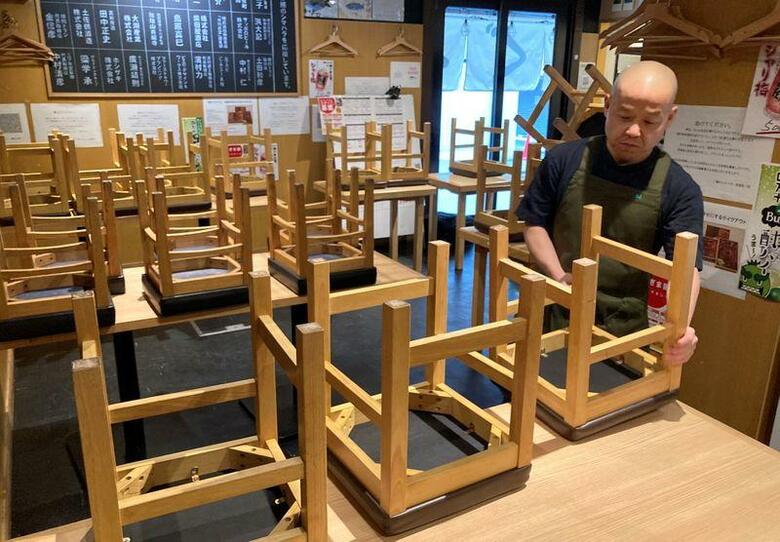 緊急事態宣言の再発令に追い込まれた日本は、当初の成功が危機感を鈍らせ、状況を悪化させた可能性がある。写真は、2021年1月8日に都内で撮影。居酒屋の店主は、緊急事態宣言の終了まで閉店することを決断した。（2021年　ロイター／Akira Tomoshige）