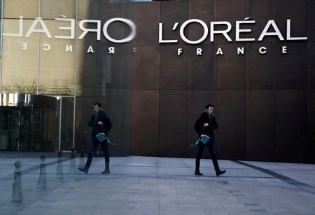 　４月３日、フランス化粧品大手ロレアルは、ブラジル同業ナチュラの豪高級スキンケアブランド「イソップ」を企業価値２５億３０００万ドルで買収する。写真はロレアルのロゴ。フランスのルバロア＝ペレで２０２０年２月撮影（２０２３年　ロイター／Gonzalo Fuentes）