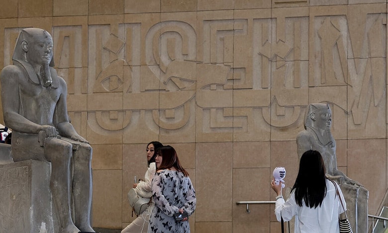 正式開館が待たれる大エジプト博物館を訪れる人々（6月2日、ギザ）　Amr Abdallah Dalsh-REUTERS