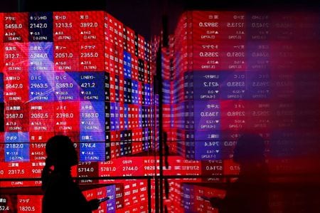 前場の東京株式市場で日経平均は反落し、前営業日比２３８円５０銭安の４万９０７７円５６銭だった。２０２４年２月、都内の株価ボード前で撮影（２０２５年　ロイター/Issei Kato）