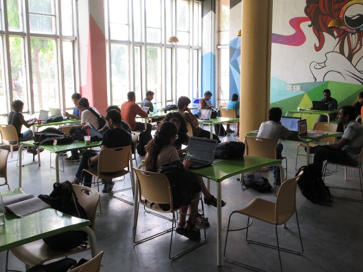 IIT(インド工科大学)のカフェで勉強する学生たち