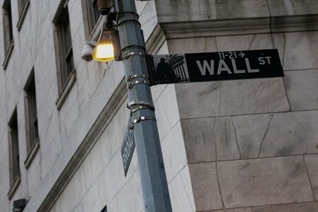 米ニューヨーク証券取引所（ＮＹＳＥ）ビル前で2025年3月撮影。REUTERS/Shannon Stapleton/File Photo