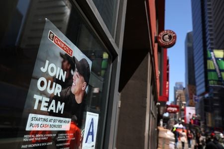 米ニューヨークのレストランの窓に掲げられた求人用の看板。2022年4月撮影。  REUTERS/Shannon Stapleton