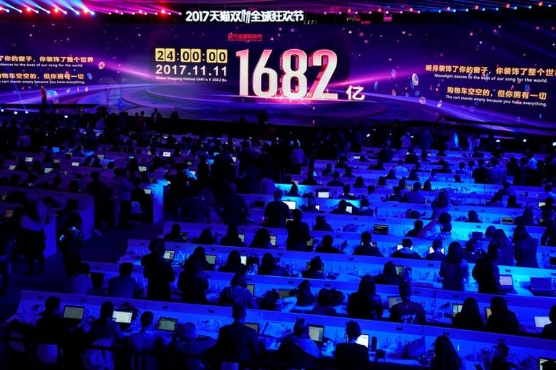 １１月１１日、中国の電子商取引大手アリババ・グループ・ホールディングは、ネット通販最大の商戦日である同日の「独身の日」セールの取引額が１６８３億元（２５４億ドル）となり、昨年の１２０７億元から３９％増えて過去最高を更新したと発表した。上海で開かれたアリババのイベントで１２日撮影（２０１７年　ロイター/Aly Song）
