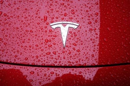 米電気自動車（ＥＶ）大手のテスラは、ＥＳＧ（環境・社会・企業統治）に焦点を絞った米Ｓ＆Ｐ５００ＥＳＧ指数の構成銘柄に復帰した。写真は、同社のロゴ。２０２１年５月５日にＮＹで撮影。（２０２３年　ロイター／Carlo Allegri）