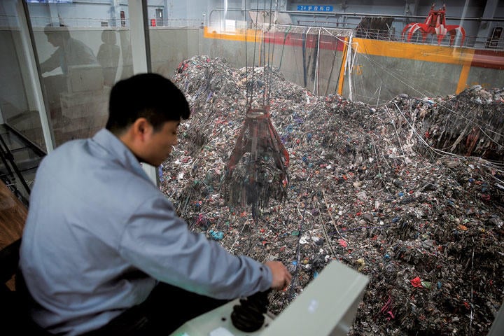 ごみ処理問題は中国各地で深刻化している（江蘇省蘇州のごみ焼却発電プラント）　ALY SONGーREUTERS