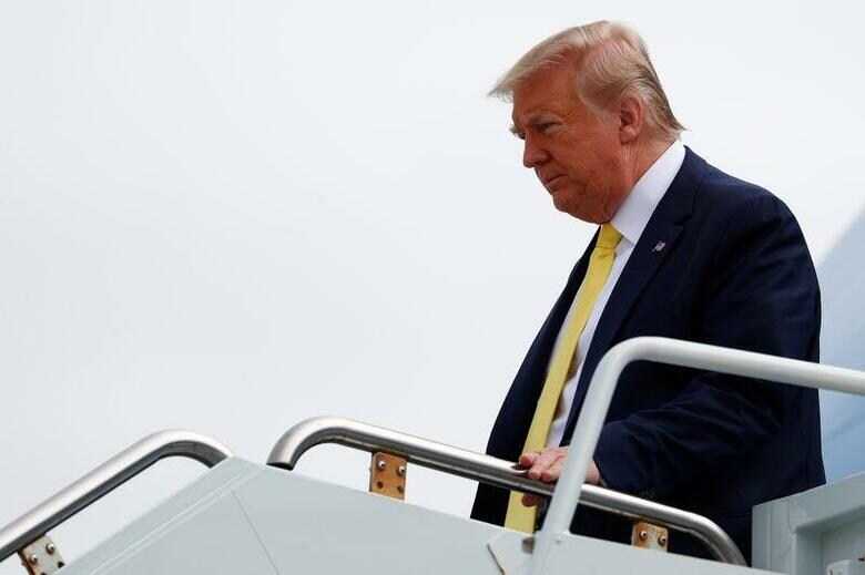 　米金融市場は、新型コロナウイルス問題に伴う景気後退懸念と原油価格急落を背景に大混乱に見舞われている。そこで投資家やアナリストは、経済の先行き悪化がトランプ大統領（中央）の再選を阻むというシナリオを織り込みつつある。写真はフロリダ州サンフォードの空港で大統領専用機から降りる同大統領（２０２０年　ロイター/Tom Brenner）