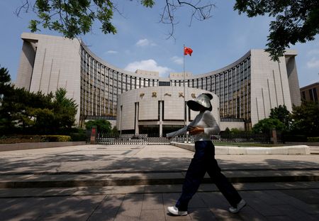2025年5月7日、北京の中国人民銀本部前で撮影。REUTERS/Tingshu Wang