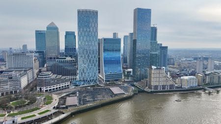 銀行が商業用不動産への融資を引き揚げている一方で、不動産価格の急落に歯止めがかかると見込んだ欧米の大手投資企業が投資を拡大している。写真はロンドンで３月撮影（２０２４年　ロイター／Yann Tessier）