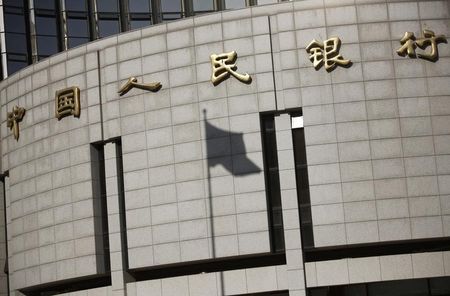 　１２月７日、中国人民銀行発表した１１月末時点の中国の外貨準備高は３兆４４００億ドルで、前月末時点と比べて８７２億ドル減少した。写真は北京で昨年１１月撮影（２０１５年　ロイター／Kim Kyung Hoon）