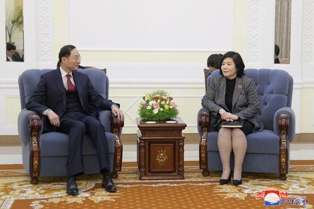 北朝鮮の崔善姫外相と中国の孫衛東外務次官が会談し、両国が戦術的な協力を強化し、共通の利益を守ることで合意した。北朝鮮国営の朝鮮中央通信（ＫＣＮＡ）が２７日伝えた。写真はＫＣＮＡ提供。２６日撮影（２０２４年　ロイター）