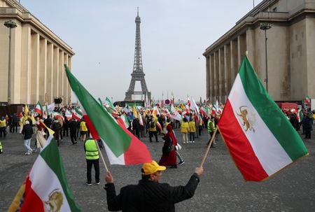 3月7日、パリでイラン政府に対する抗議デモを行うイラン国民抵抗評議会（ＮＣＲＩ）のメンバーら。REUTERS/Stephane Mahe