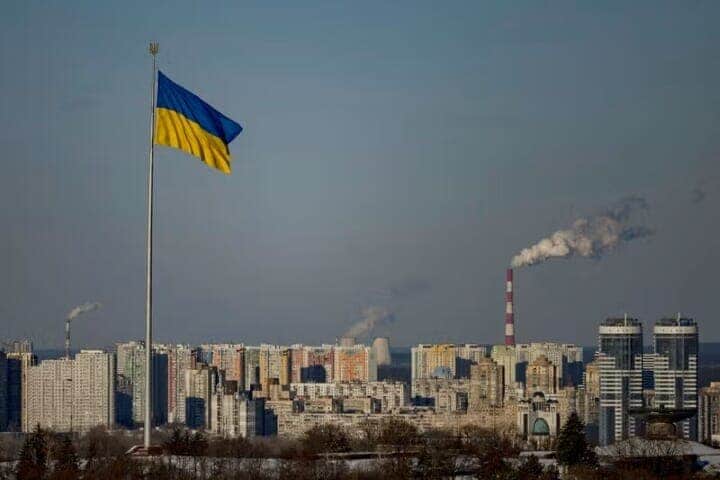 ２０２２年のロシアによるウクライナ侵攻を受けて欧州連合（ＥＵ）が制裁対象として凍結したロシアの資産１００億ユーロのうち、ユーロクリアが保管する３０億ユーロについて、欧米を中心とする投資家に分配する計画があることが分かった。キーウで２月撮影（２０２５年　ロイター/Thomas Peter）